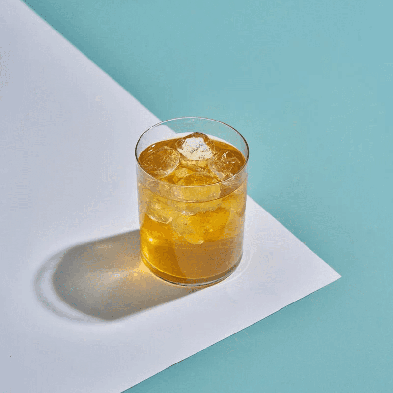 阿里山高山冷泡茶採用優質阿里山茶葉，經冷泡處理，保留茶葉的清香與天然風味。茶湯清澈透亮，口感柔和順口，帶有淡淡的花香和果香，入口後回甘悠長，清新舒適。這款冷泡茶不僅能解渴，還能帶來愉悅的提神效果，特別適合在炎熱夏季享用，為您帶來一份清爽的飲品體驗。