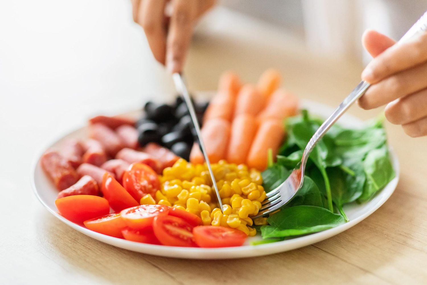 「彩虹飲食法」（Rainbow Diet）的核心概念很簡單：不同顏色的蔬果，代表著不同的植化素（Phytochemicals），而植化素是幫助身體抗氧化、抗發炎、維持細胞健康的關鍵微量物質。你的餐盒顏色越多樣，你的植化素攝取就越全面。